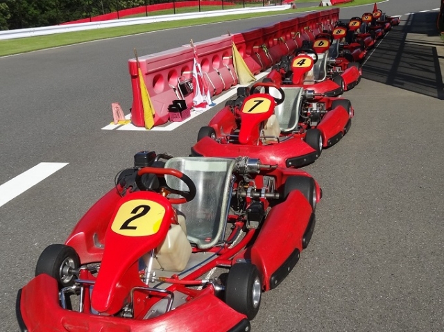 11歳の女児が運転するゴーカート(レーシングカート)